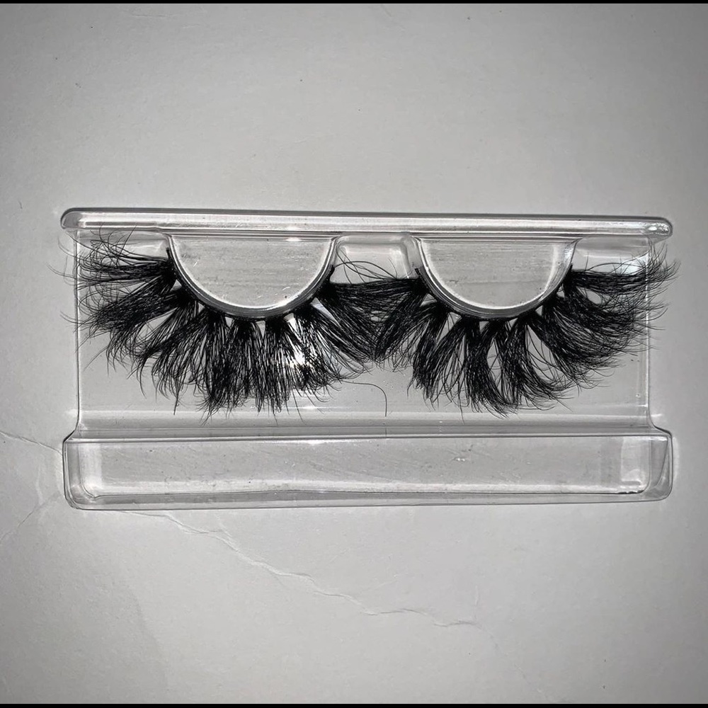 Lashes - Picture 2 of 4